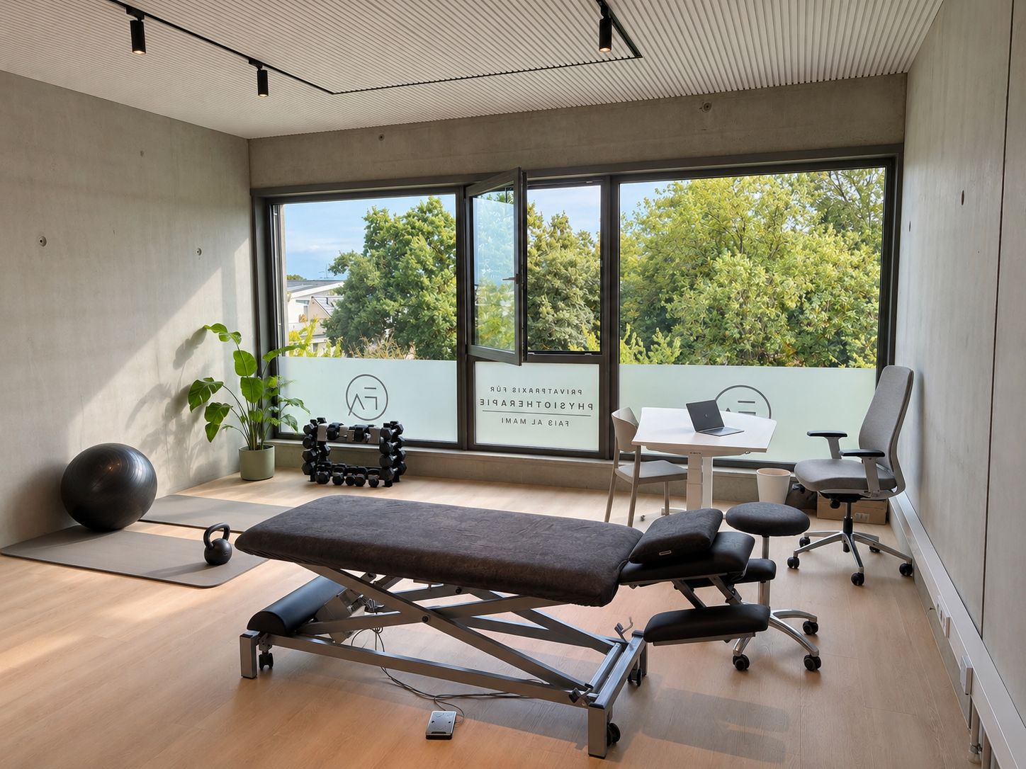 Behandlungsraum mit Therapieliege und Blick ins Grüne